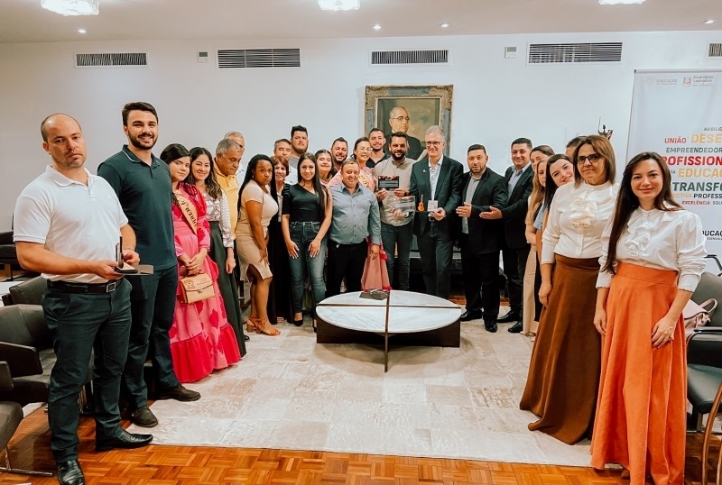 Comitiva palmeirense entrega convite oficial do 36° Carijo para autoridades gaúchas