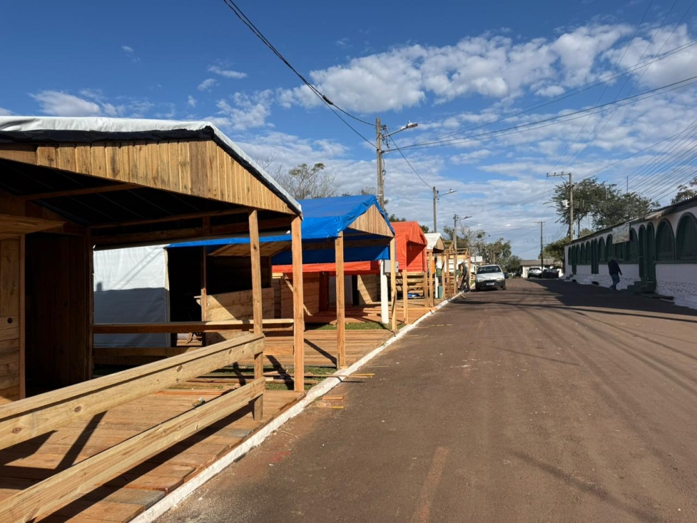 Cidade de lona ganha forma para o 39º Carijo da Canção Gaúcha em Palmeira das Missões